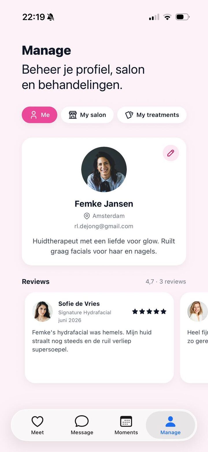 Profielscherm in de app met bio en reviews van collega's
