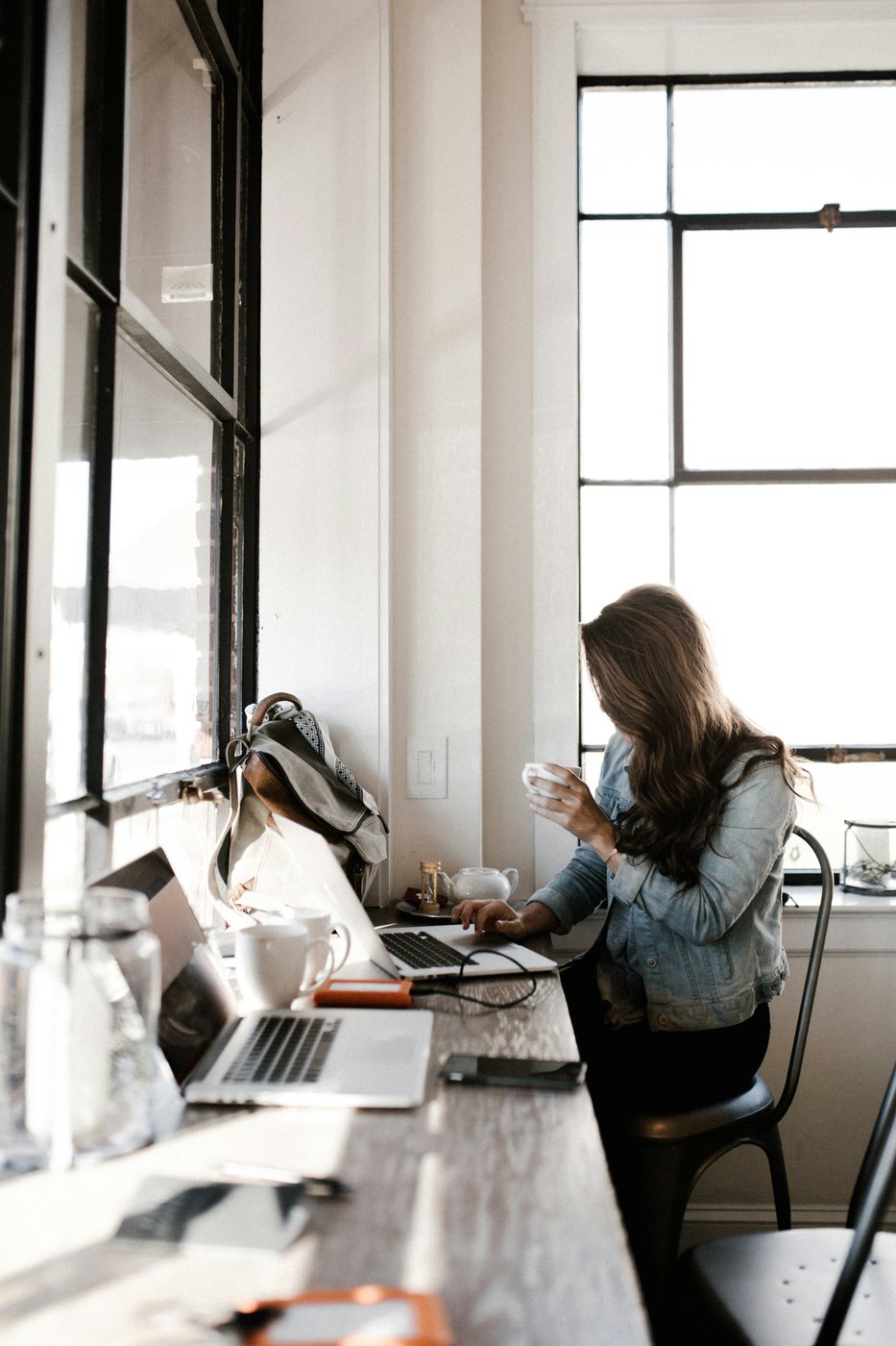 Beauty-ondernemer werkt aan haar plannen op een laptop met een kop koffie