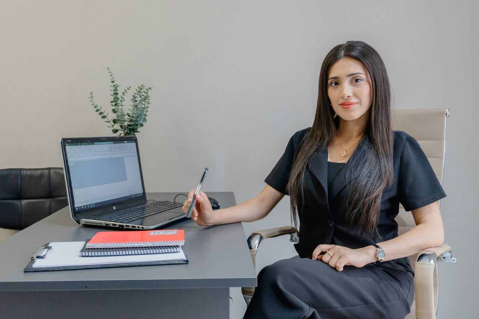 Beauty-ondernemer werkt aan haar financiële plan in een rekenblad op een laptop