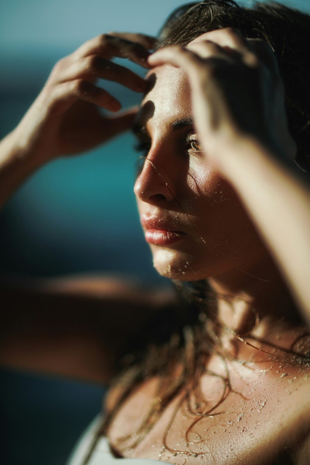 Vrouw met een natuurlijke glow in warm zonlicht