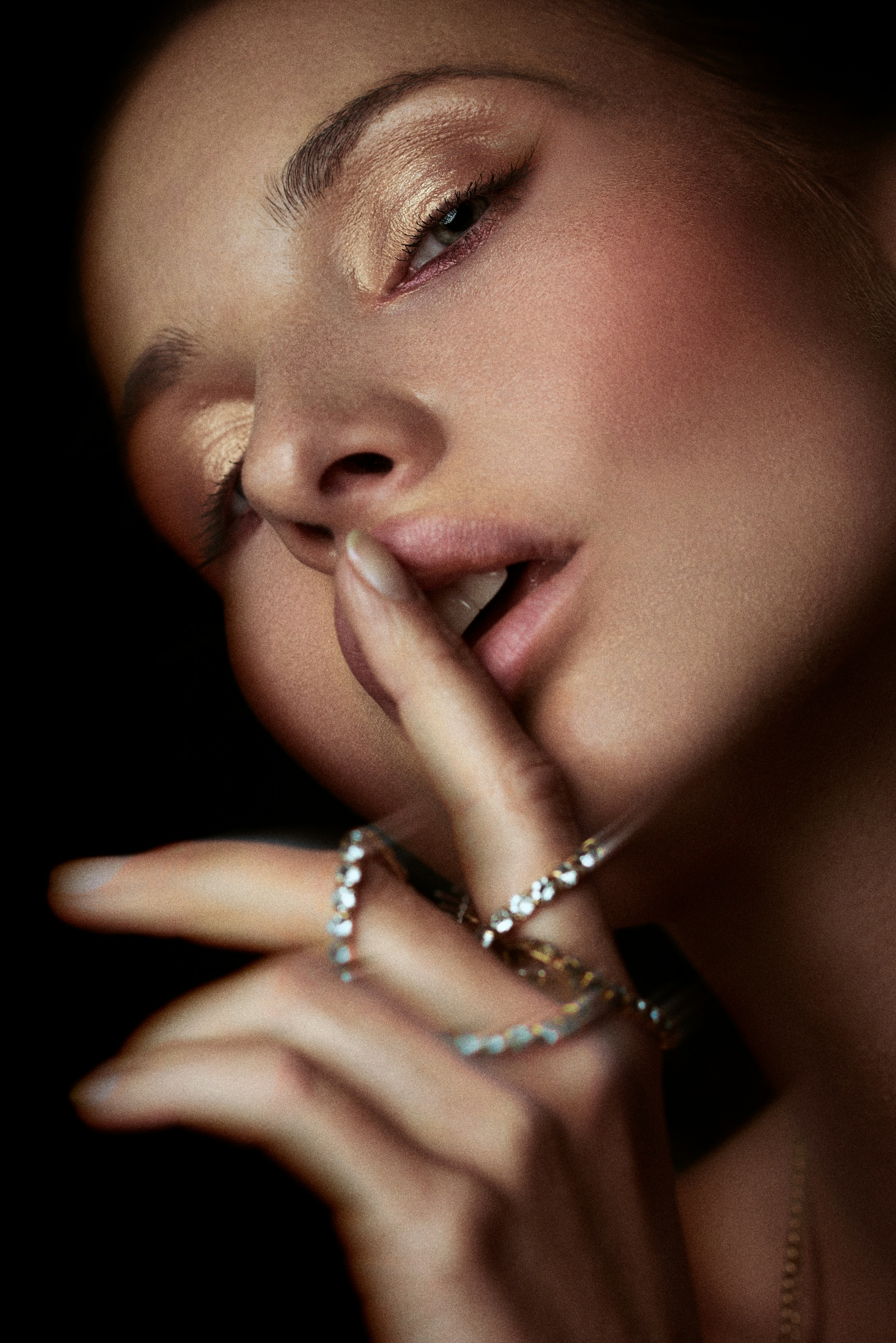 Editorial beauty-portret in dramatisch licht