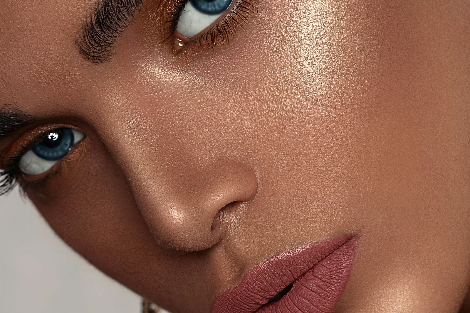 Close-up van een stralende, verzorgde huid met natuurlijke make-up
