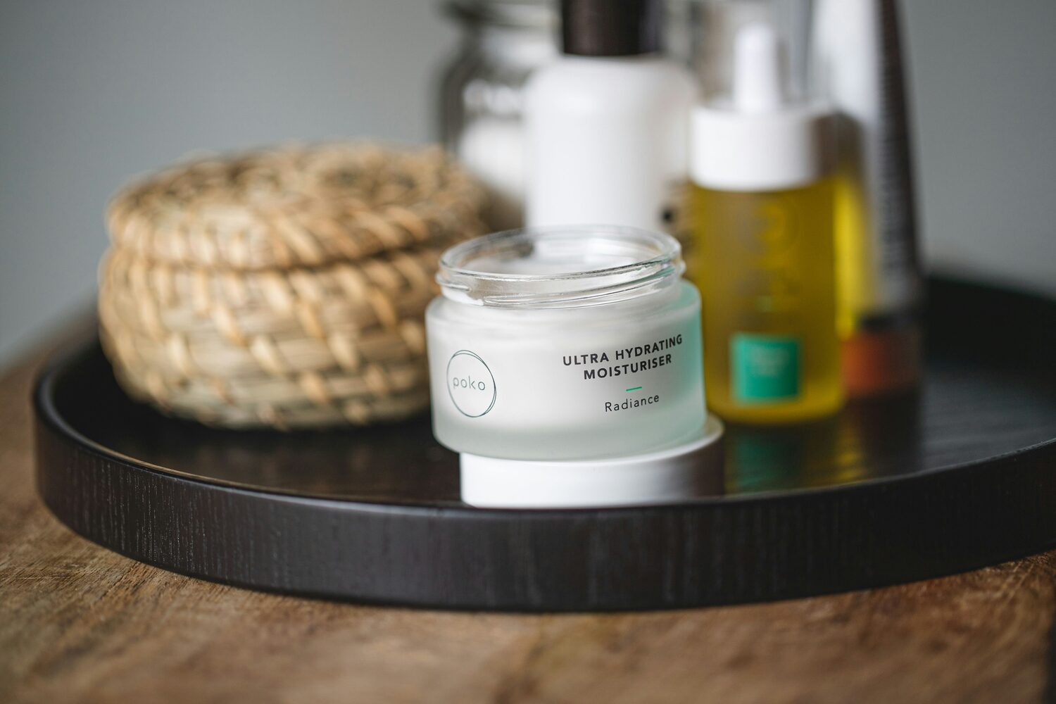Huidverzorgingsproducten zoals een hydraterende crème en serum op een dienblad