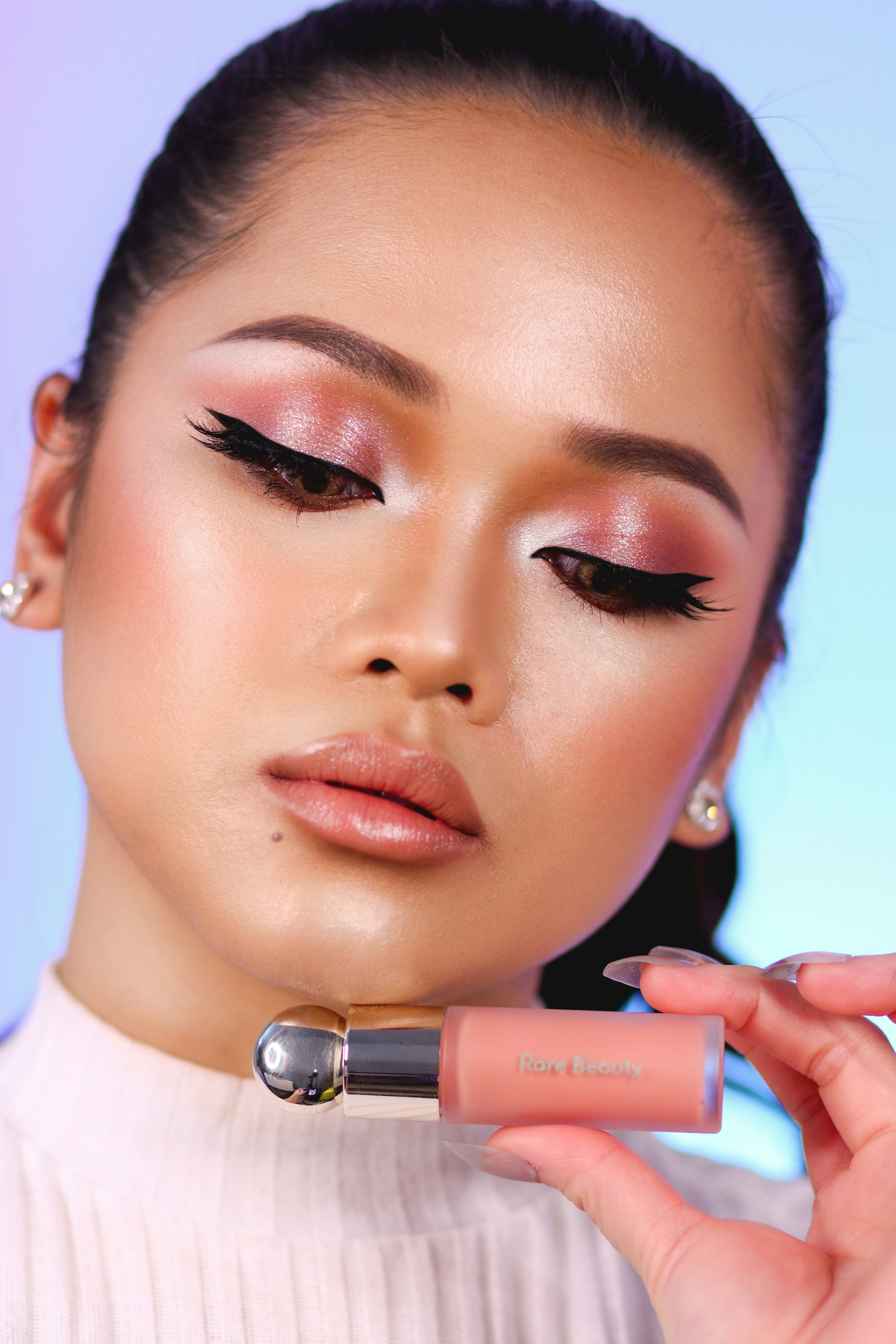 Beauty-professional met een verzorgde, kleurrijke look