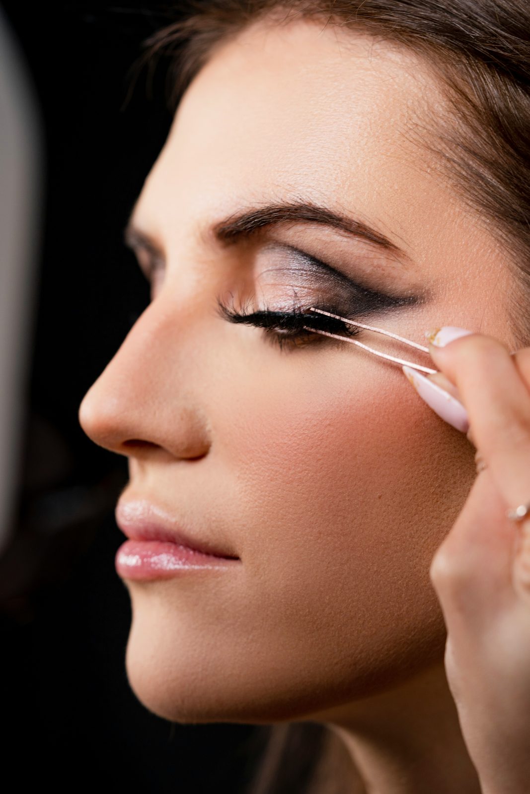 Precies werk rond de ogen tijdens een wimperbehandeling