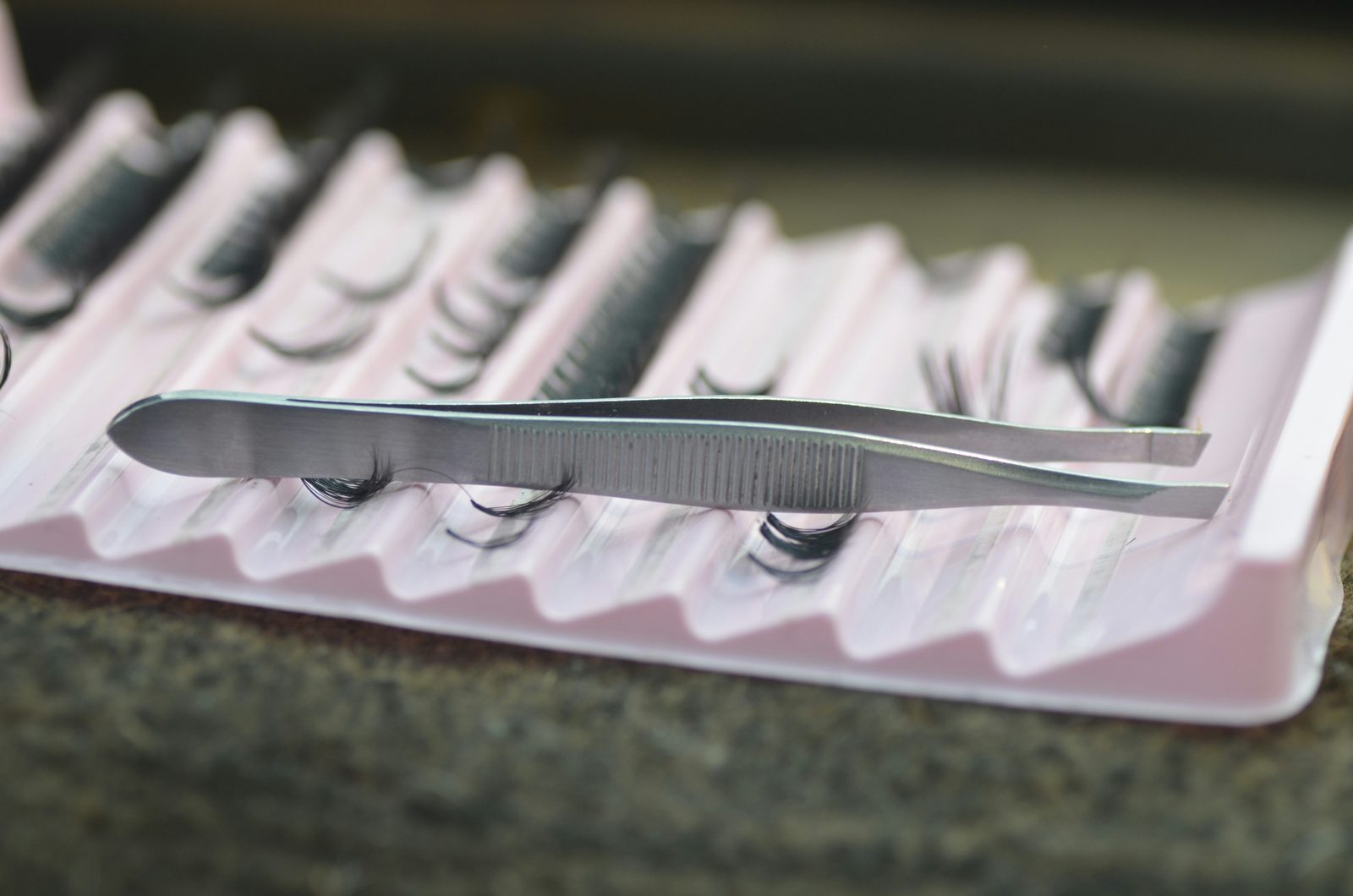 Materialen voor wimperextensions klaargelegd in een salon