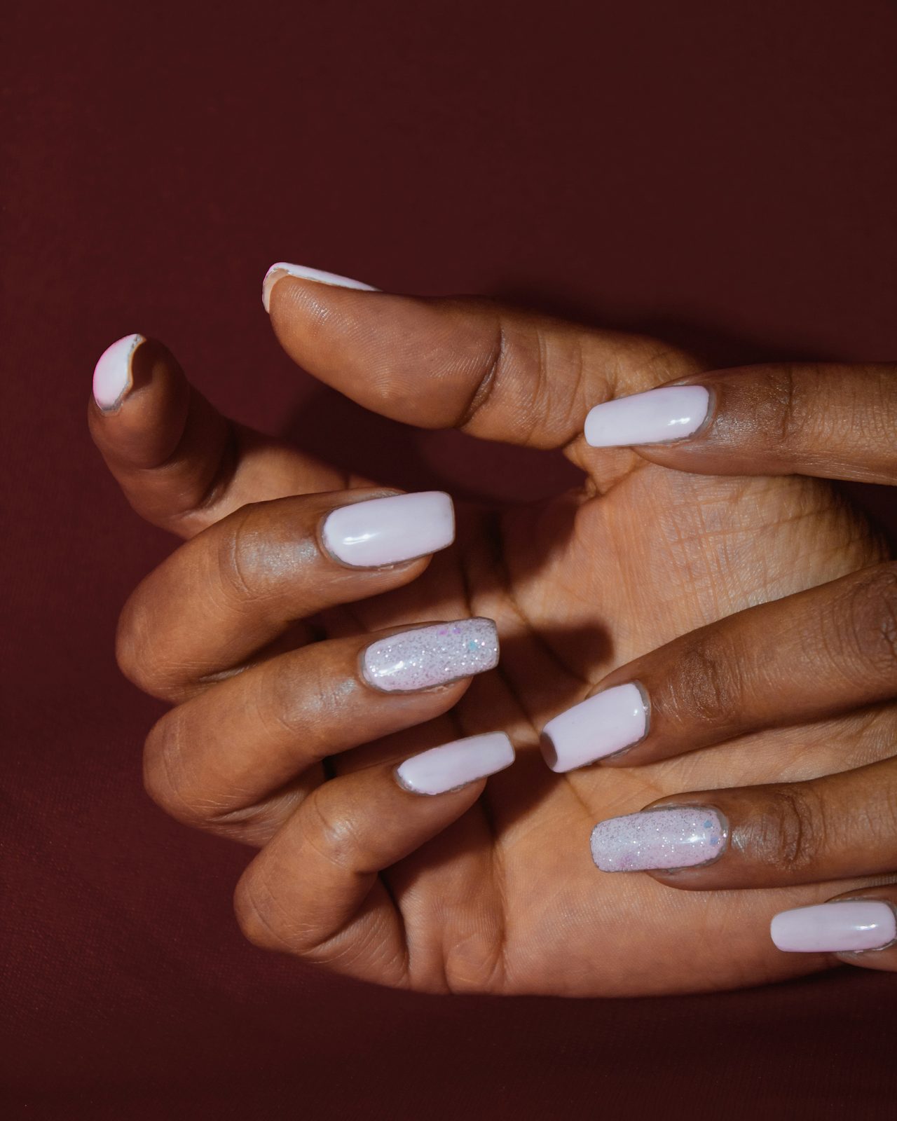 Lange nagels in milky white met subtiele glitter