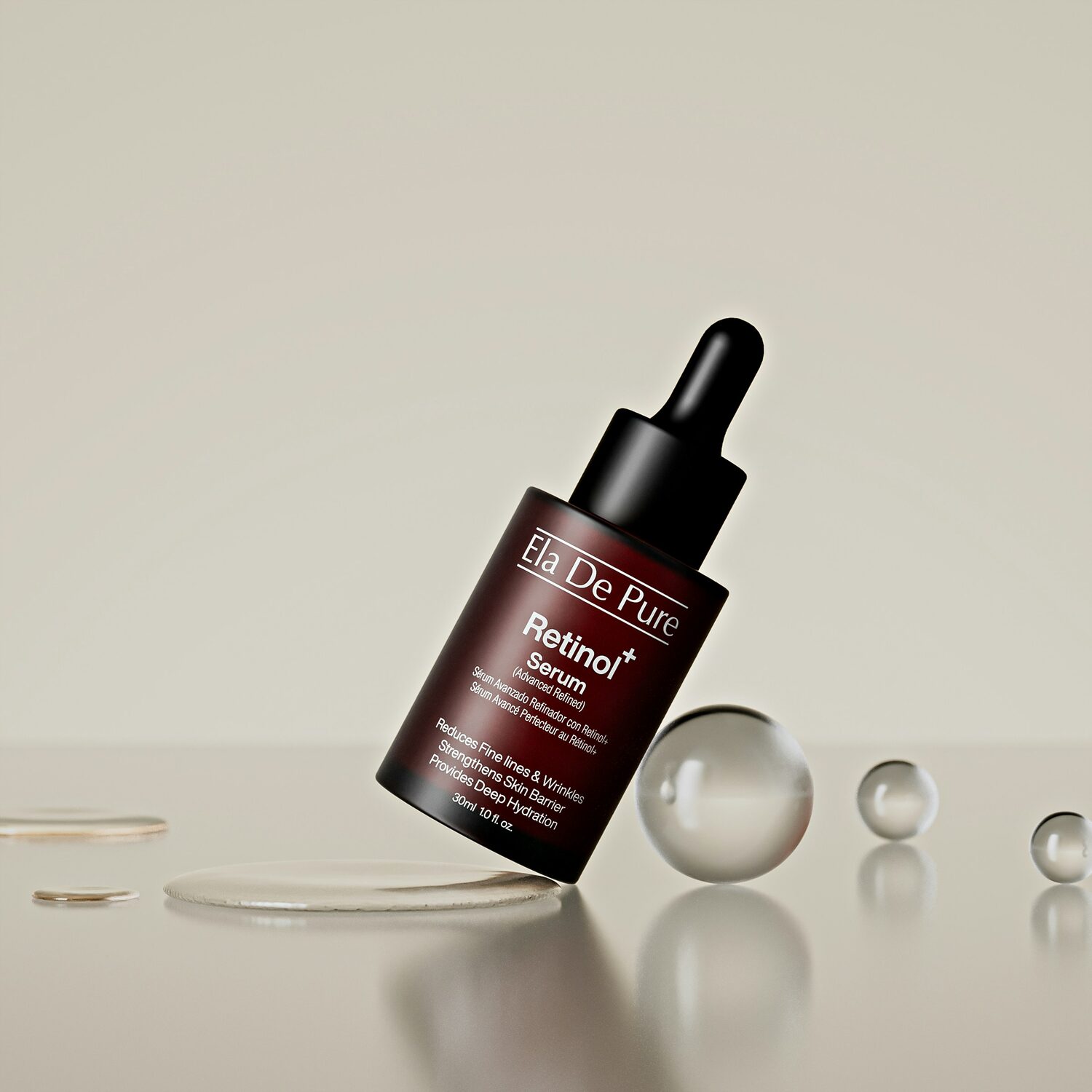 Serumflesje met een pipet tegen een neutrale achtergrond, omringd door druppels product