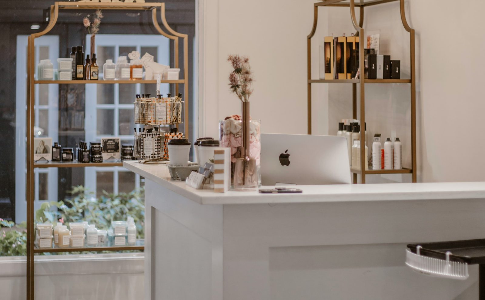 Sfeervol ingerichte salon klaar voor het najaar