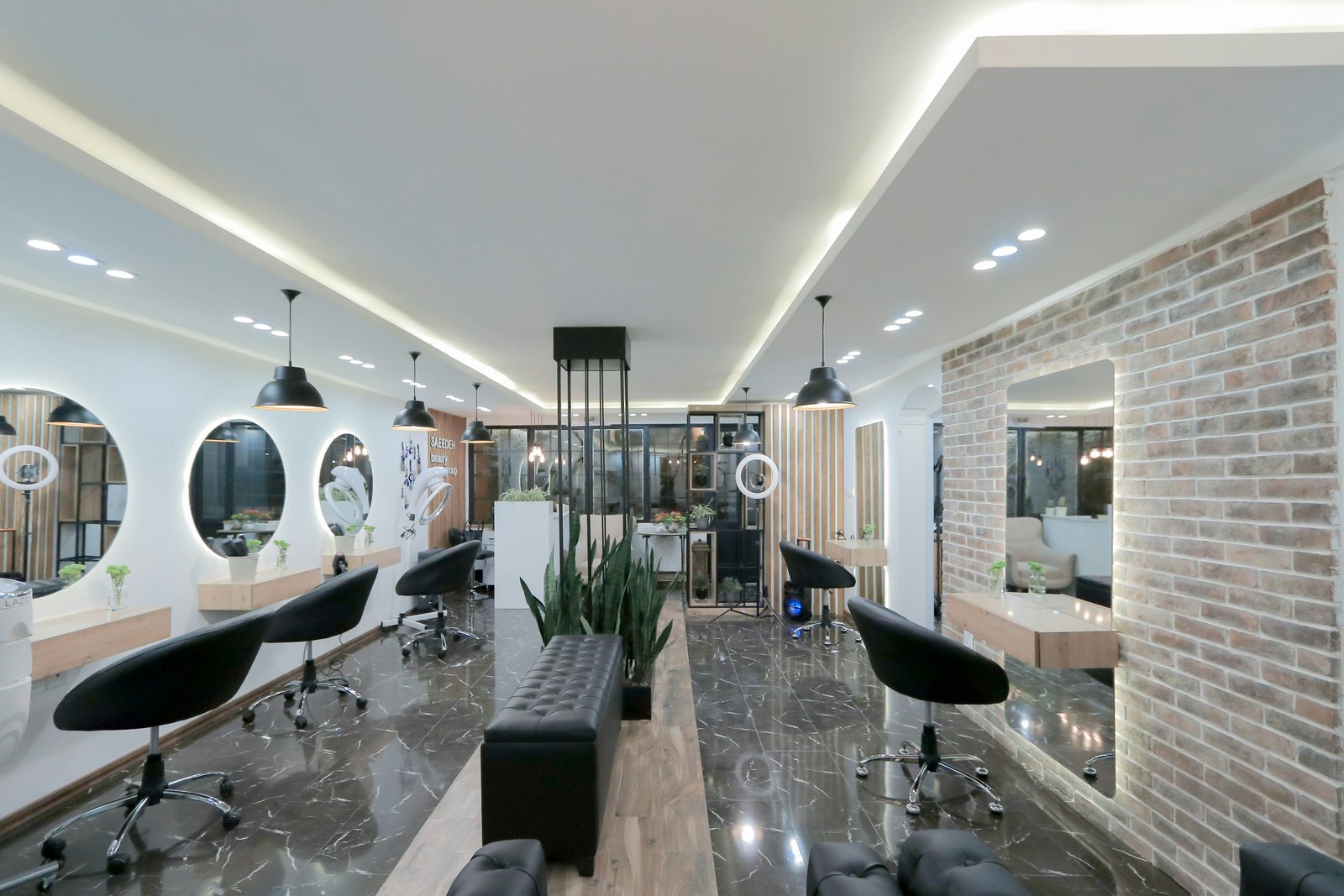 Modern ingerichte salon met sfeervolle verlichting en strakke spiegels