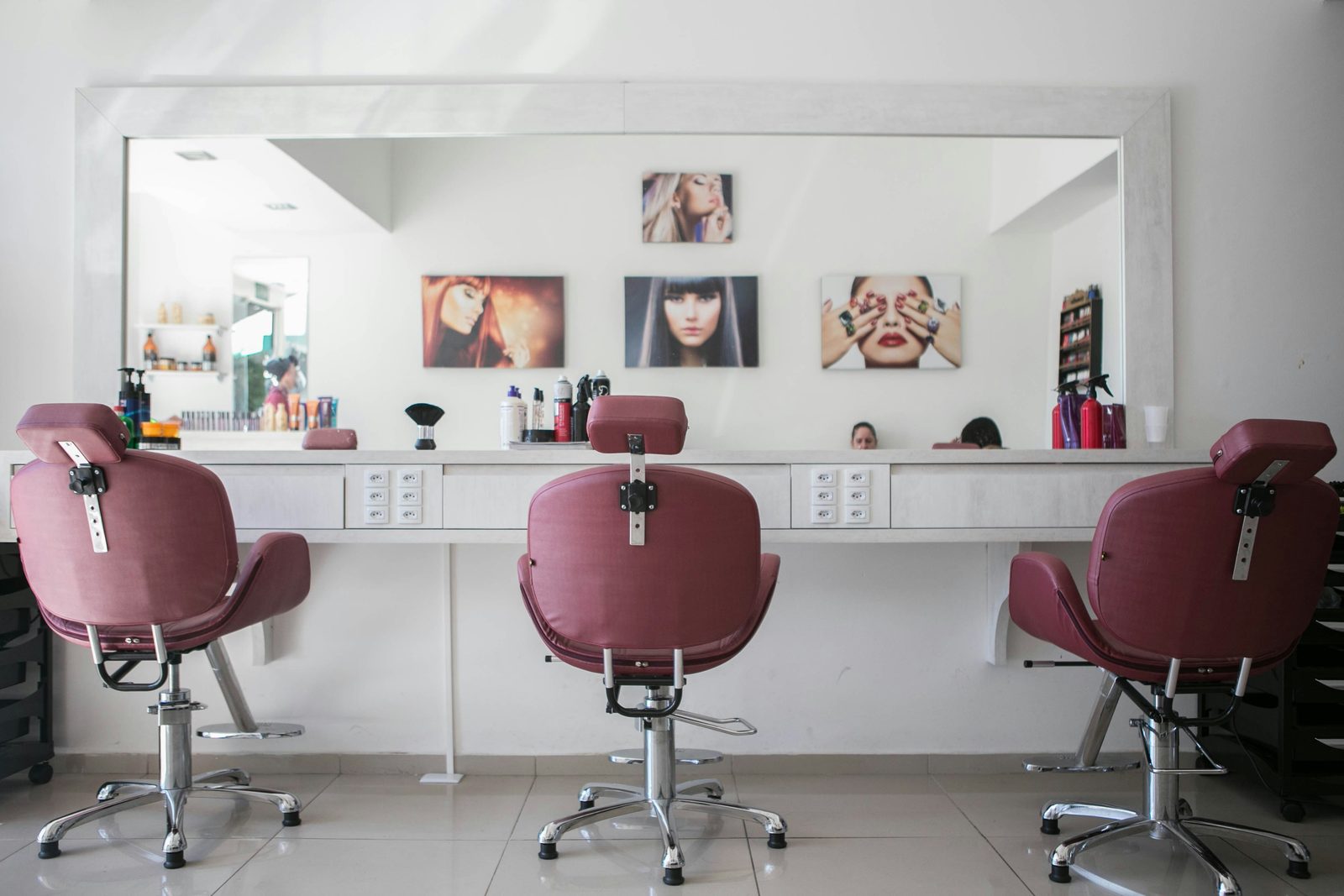 Schoonheidssalon met oudroze stoelen klaar voor klanten