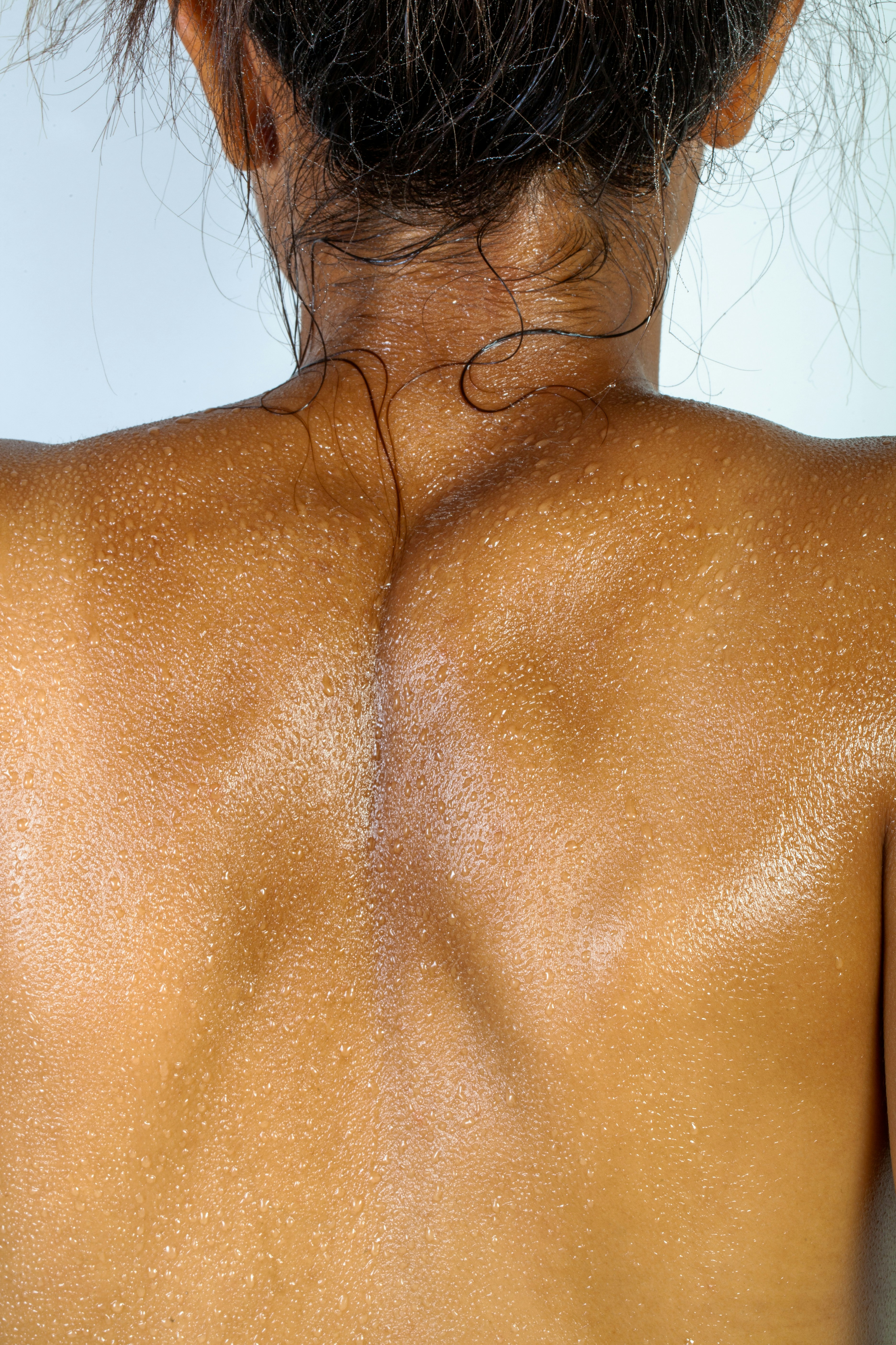 Beauty-professional met een dewy, glowende huid